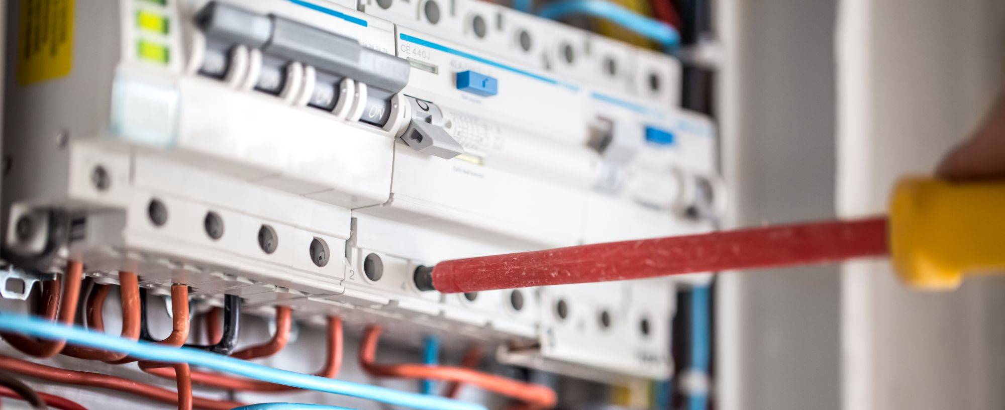 Pourquoi faire appel à un électricien certifié pour vos travaux électriques ? Illzach